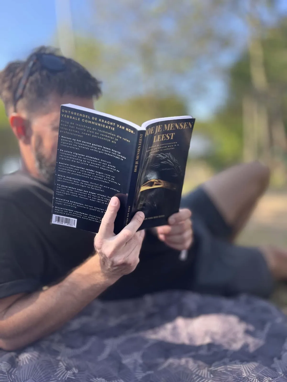 Lezer met het boek